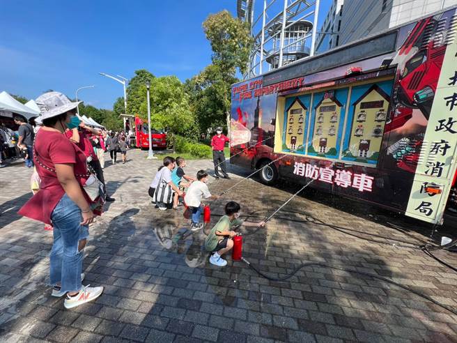 北市消防局举办国家防灾日宣导活动，有各种体验摊位。（翻摄照片／林郁平台北传真）