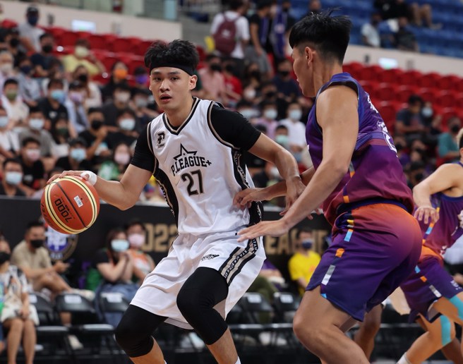 今年PLG选秀状元张镇衙(左)今天投进4颗三分球。(中华篮协提供)