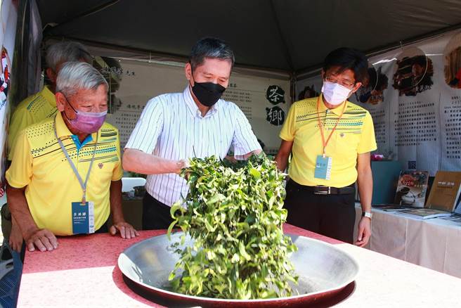 文化部長李永得（中）參觀「全國文化資產行動博覽會」，體驗南投縣政府攤位的傳統手工製茶。（文化部提供）