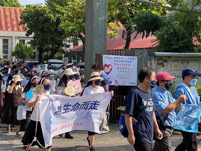 天主教嘉義教區300多人「為生命而走」。（天主教嘉義教區提供／廖素慧嘉市傳真）