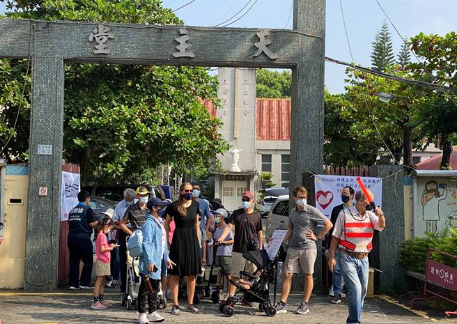 天主教嘉義教區「為生命而走」活動從主教座堂出發。（天主教嘉義教區提供／廖素慧嘉市傳真）