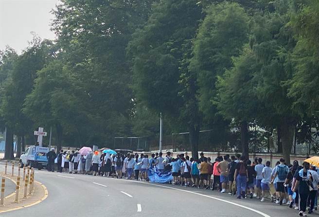 天主教嘉義教區「為生命而走」沿途撿垃圾淨街。（天主教嘉義教區提供／廖素慧嘉市傳真）