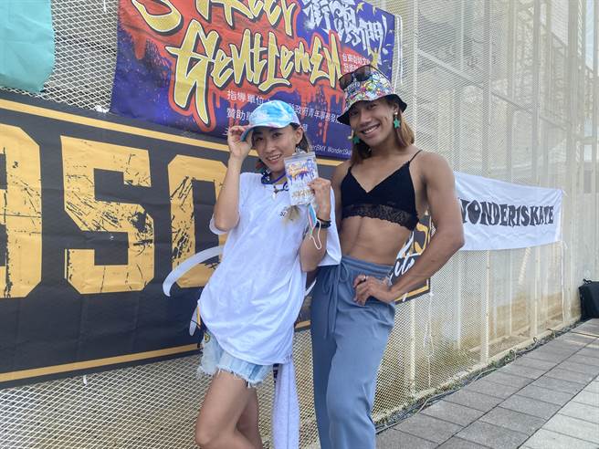台东首场街头文化艺术聚今登场，来自屏东县来义乡的参赛者裘卡尔（右）说，受到街舞老师Joanna（左）邀请参赛。（蔡旻妤摄）