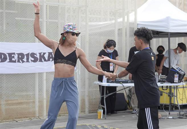 台东首场街头文化艺术聚今登场，参赛者练习双人舞。（蔡旻妤摄）