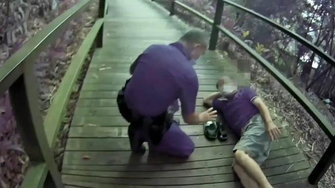 员警询问及检视刘男受伤的状况。（翻摄照片／林郁平台北传真）