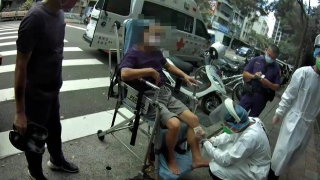 所长将伤者背下山，由救护人员送医治疗。（翻摄照片／林郁平台北传真）