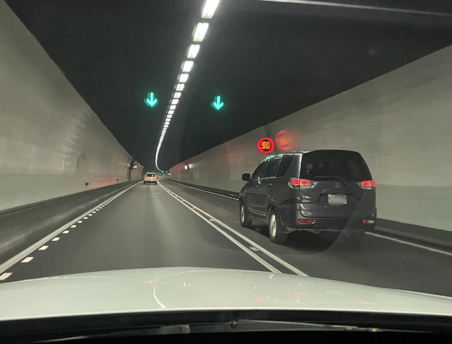 雪隧驚見烏龜車，他見前方到出口都沒車慶幸喊：「還好壓對了」，網友直呼：「進雪隧前總是在想左邊右邊左邊右邊」。（圖／爆料公社）