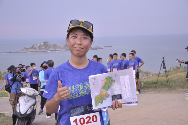 2022第4届马祖莒光定向夜跑今天开跑，林弱水以42分48秒拿下女子组冠军。（毛琬婷摄）