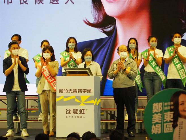 蔡英文总统（右二）17日参加民进党新竹市长参选人沈慧虹（左二）百工百业后援会成立大会。（陈育贤摄）