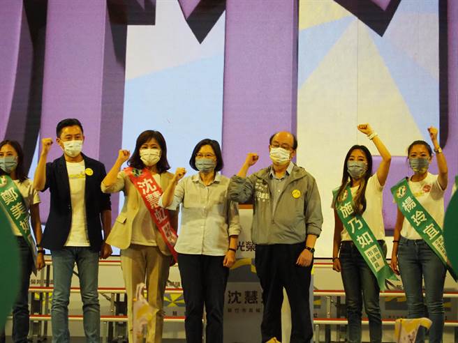 蔡英文总统（左三）17日参加民进党新竹市长参选人沈慧虹（左二）百工百业后援会成立大会。（陈育贤摄）