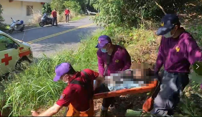 桃园市龟山区1名妇人3天前失联，今天被消防人员找到，身体虚弱、意识不清。（翻摄照片）