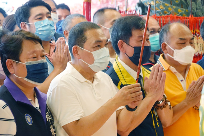 新北市长侯友宜（中）17日出席「大中和土地公文化祭」活动，并到力行福德宫内上香祈福。（姚志平摄）