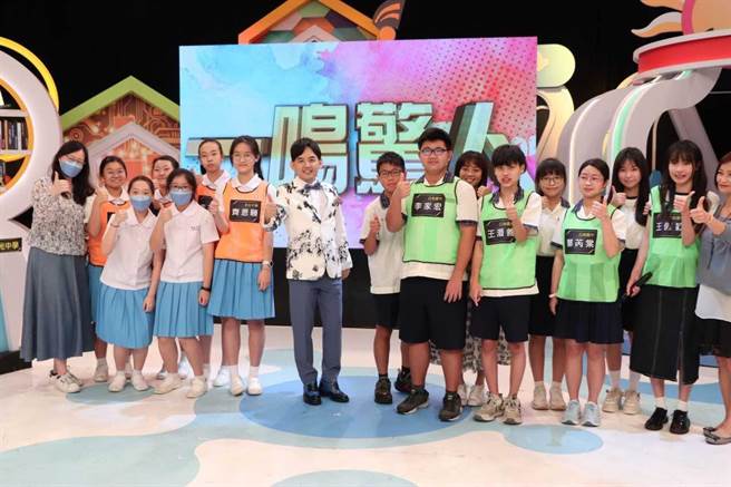 黄子佼（中）表示在参赛学生们的身上也学到不少。（中天综合台提供）