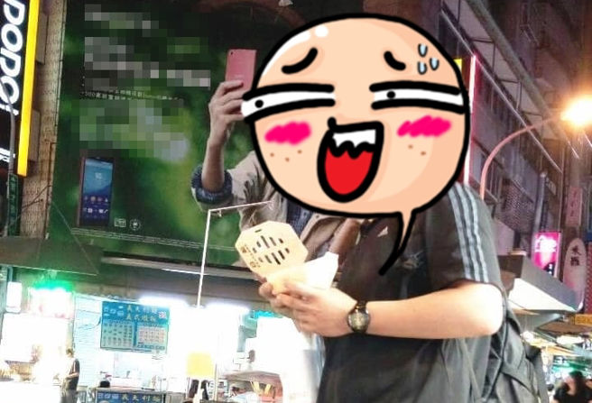 1名男子日前与路边一处大型广告招牌拍「合照」，只见招牌中女星郭雪芙正用代言的手机自拍，而男子也把脸凑上，乍看就像是与郭雪芙一起拍照。（翻摄自脸书「路上观察学院」）