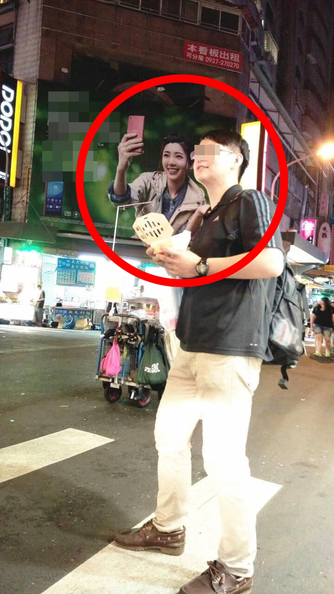 1名男子日前与路边一处大型广告招牌拍「合照」，只见招牌中女星郭雪芙正用代言的手机自拍，而男子也把脸凑上，乍看就像是与郭雪芙一起拍照。（翻摄自脸书「路上观察学院」）