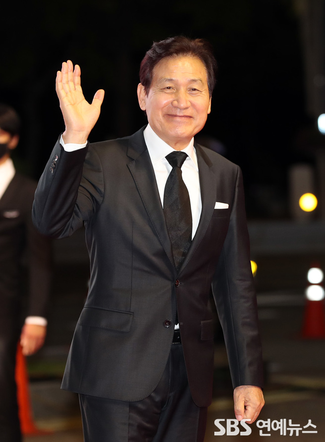 安聖基被譽為「國民影帝」。(圖／翻攝自SBS)