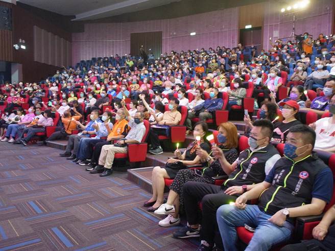 旺旺文教基金会「让奉献成为一种荣耀」公益演唱会，吸引近千志工热情参与。（张朝欣摄）