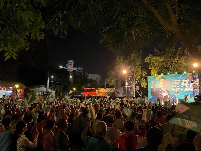 民进党台中市长参选人蔡其昌17日在北屯区一德洋楼举办「台中动起来 团结拚胜选」造势晚会。（张亦惠摄）