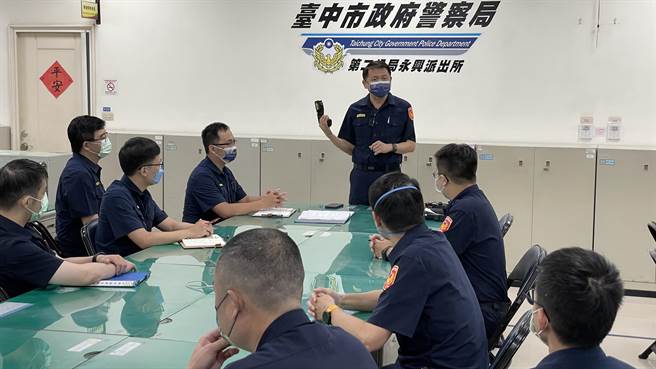 日前中警二分局進行勤前教育，現場施教「拋射式電擊器」，提升員警執勤安全。（中警二分局提供／潘虹恩台中傳真）