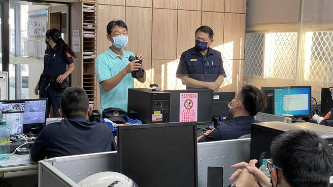 陳家銘與教官、執勤員聯合研擬實際的勤務狀況，並由教官現場示範操作方式，藉此加強員警敵情觀念。（中警二分局提供／潘虹恩台中傳真）