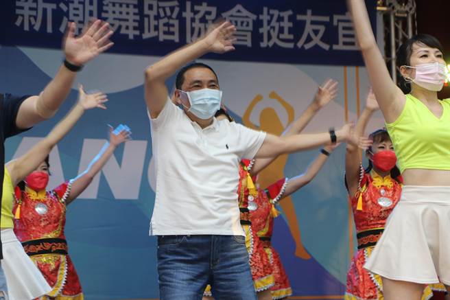 侯友宜与后援会成员跳舞同乐。（侯友宜竞选办公室提供）