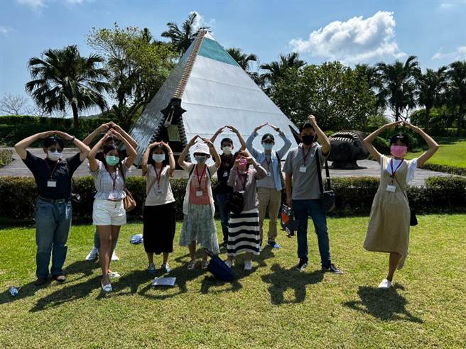 單身男女在朱銘美術館進行戶外探索解謎遊戲。（新北市民政局提供）