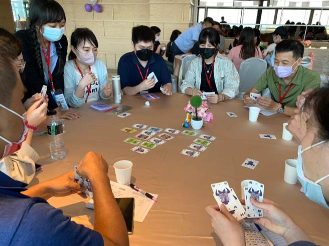 透過桌游互動遊戲培養默契增添趣味。（新北市民政局提供）