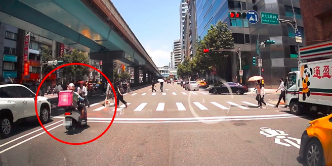 有民眾目击外送员违规的瞬间，贪快5秒恐吃5400元罚单。（图／翻摄翻转国道交通违规）
