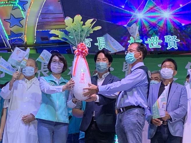 副总统赖清德（前排中）称许彰化市长林世贤（前排右）用心建设和彰化县县长参选人黄秀芳（前排左），一起赠送大萝卜，象徵连任好采头。（吴敏菁摄）