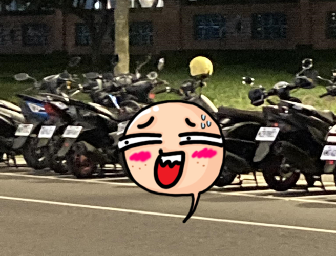 1名网友日前在三峡区台北大学的路旁机车停车格发现停了「1座马桶」，PO文笑说「现代大学生会骑马桶上课」，其他网友也说「善心人士给过路客应急使用」。（翻摄自脸书「路上观察学院」）