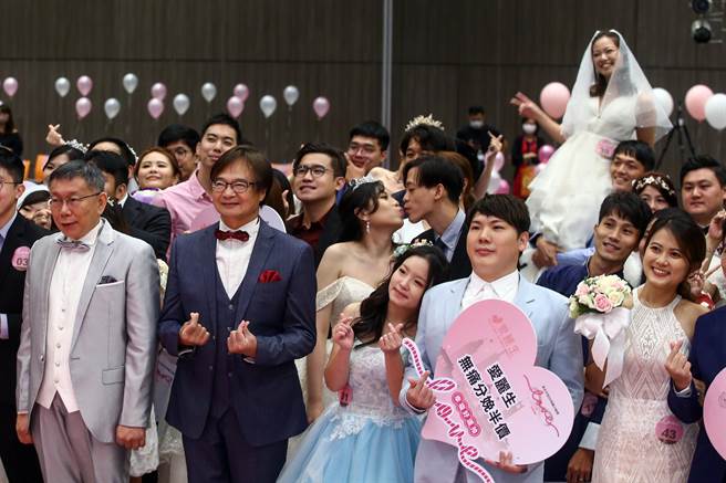 台北市為積極鼓勵新人結婚成家，史無前例推出總獎金高達1000萬元的「2022臺北千萬要結婚」結婚送抽獎活動，截至8月底已經發出450萬元獎金，還有550萬元獎金等著新人來抽獎。（鄧博仁攝）
