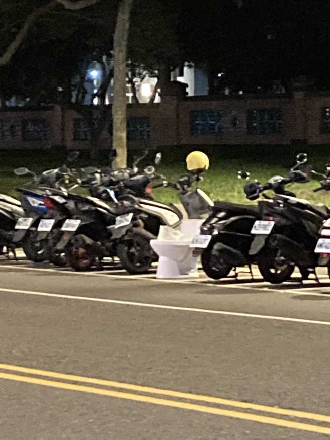 1名网友日前在三峡区台北大学的路旁机车停车格发现停了「1座马桶」，PO文笑说「现代大学生会骑马桶上课」，其他网友也说「善心人士给过路客应急使用」。（翻摄自脸书「路上观察学院」）