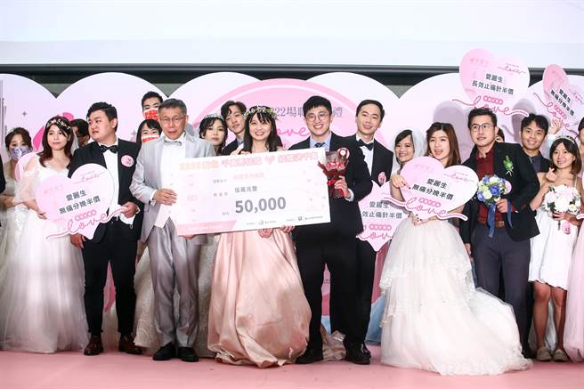 疫情後台北市首場聯合婚禮17日於南港展覽館2館登場，去年一整年疫情，眾多新人期盼的台北市111年聯合婚禮17日在南港展覽館2館登場，證婚人台北市長柯文哲（右）西裝帥氣登場。（鄧博仁攝）