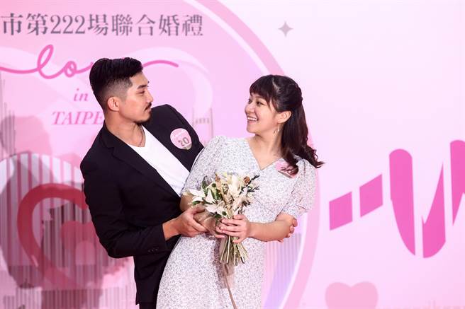 其中有兩對新人等不到聯合婚禮舉行，已懷孕多個月，直呼雙喜臨門好開心。（鄧博仁攝）