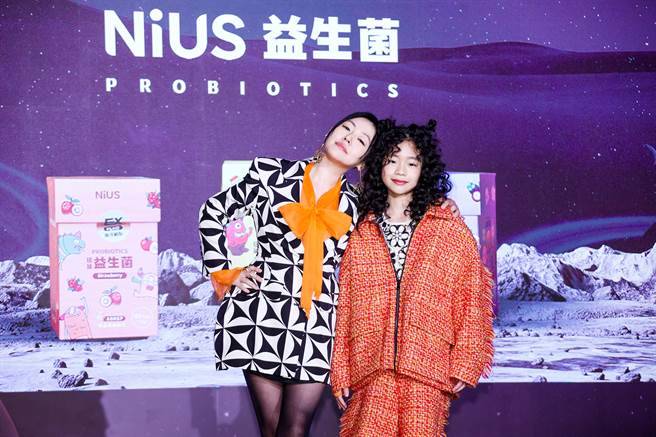 小S（左）与女儿许老三今天出席2022 NiUS扭丝益生菌代言发布记者会。（罗永铭摄）