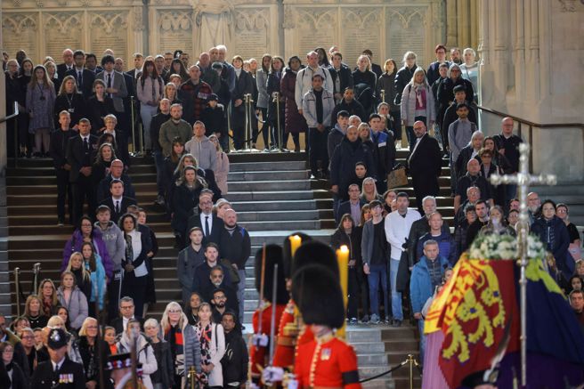 当局今天表示，如果有意瞻仰女王灵柩的民眾过于踊跃，该部将阻止民眾继续加入排队行列。 (图/路透社) 