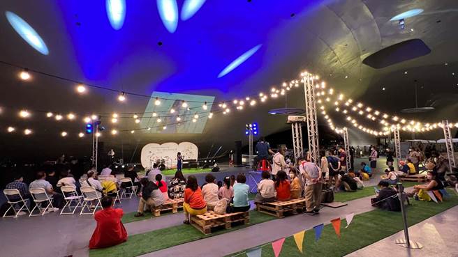 在卫武营榕树广场登场的视障表演者音乐会活动，用歌声传递对追梦的渴望，期待大家用掌声肯定他们的音乐天赋及努力。（柯宗纬摄）