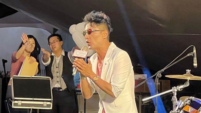 在卫武营榕树广场登场的视障表演者音乐会活动，用歌声传递对追梦的渴望，期待大家用掌声肯定他们的音乐天赋及努力。（柯宗纬摄）