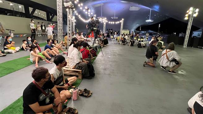 在卫武营榕树广场登场的视障表演者音乐会活动，用歌声传递对追梦的渴望，期待大家用掌声肯定他们的音乐天赋及努力。（柯宗纬摄）