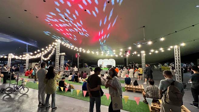 在卫武营榕树广场登场的视障表演者音乐会活动，用歌声传递对追梦的渴望，期待大家用掌声肯定他们的音乐天赋及努力。（柯宗纬摄）