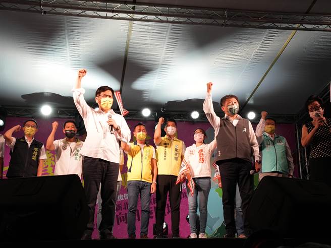 民进党新北市长参选人林佳龙(前排左)17日晚间，首度与民进党台北市长参选人陈时中(前排右)合体同台，高呼「双北双箭头，双北双赢」。(黄敬文摄)