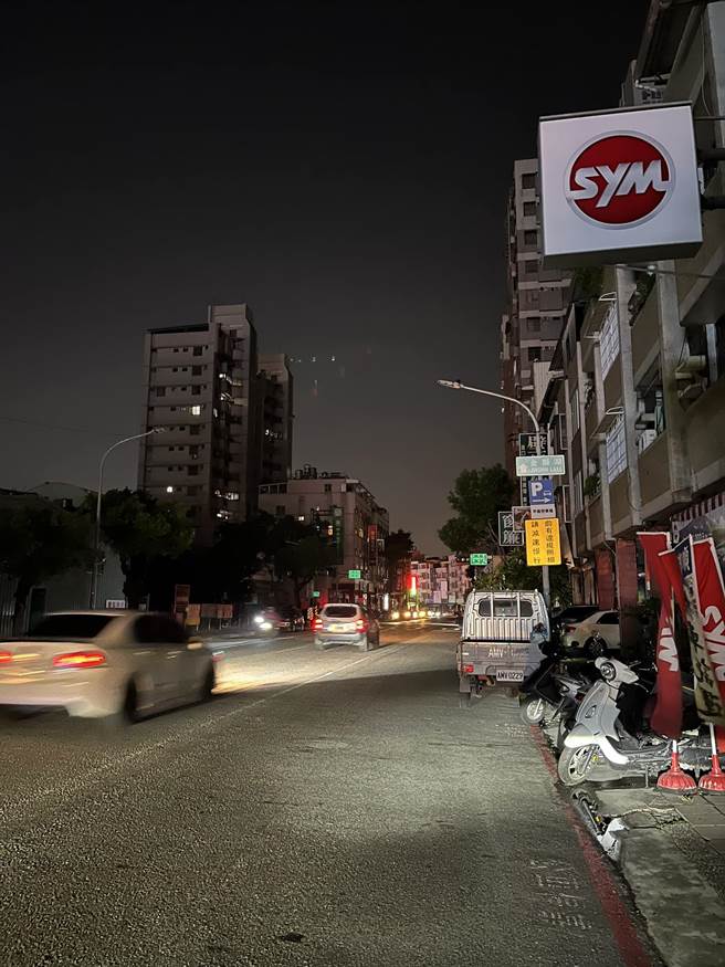 高市網友回報，三民區大昌路停電。（擷取自臉書「高雄大小事」）