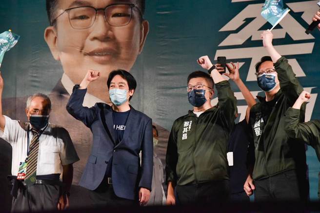 副总统赖清德（左）今天到台中市北屯为民进党台中市长参选人蔡其昌（右）站台。（潘虹恩摄）