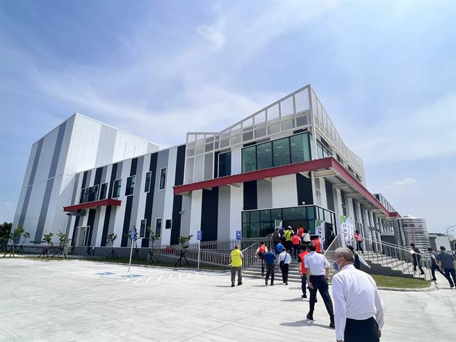 全台首座「国际保鲜物流中心」17日正式启用，除导入冷链管理设施、确保农产品品质外，还发挥储藏功能、协助调节产销及稳定粮食供应。（谢佳潾摄）