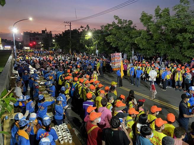 苗栗拱天宫白沙屯妈祖17日南下高雄凤山遶境，一名人妻却在现场抓到老公外遇愤而离婚。（资料照／杨舒婷摄）