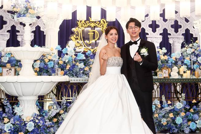 王思平和老公今晚补办婚宴，新人洋溢幸福笑容。（邓博仁摄）