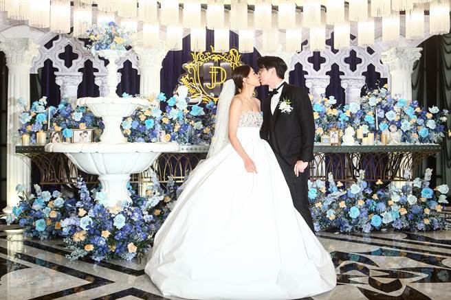 王思平和老公甜蜜接吻。（邓博仁摄）