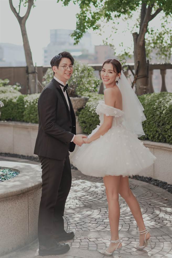 王思平和老公婚宴第二次进场的俏皮婚纱。（我是凯文工作室提供）