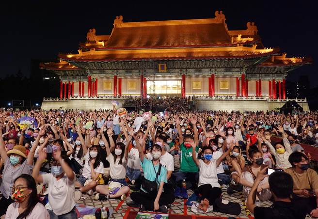 挥别疫情限缩，2万名观眾秋月下看舞。（姚志平摄）