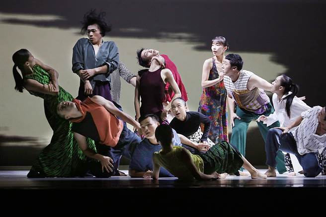 《霞》的用乐日本音乐家清水靖晃以萨克斯风诠释的巴赫《无伴奏大提琴组曲》，舞者融入自身的故事，包括情感上的挫败、对亲人的想念，甚至是被诈骗的经验，都化为肢体表现。（姚志平摄）